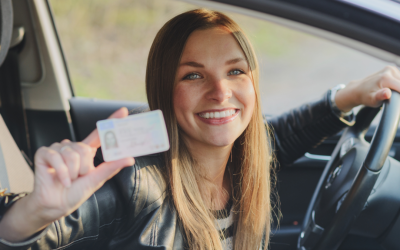 Čerství držitelé řidičského oprávnění dostanou k průkazu desatero bezpečné jízdy