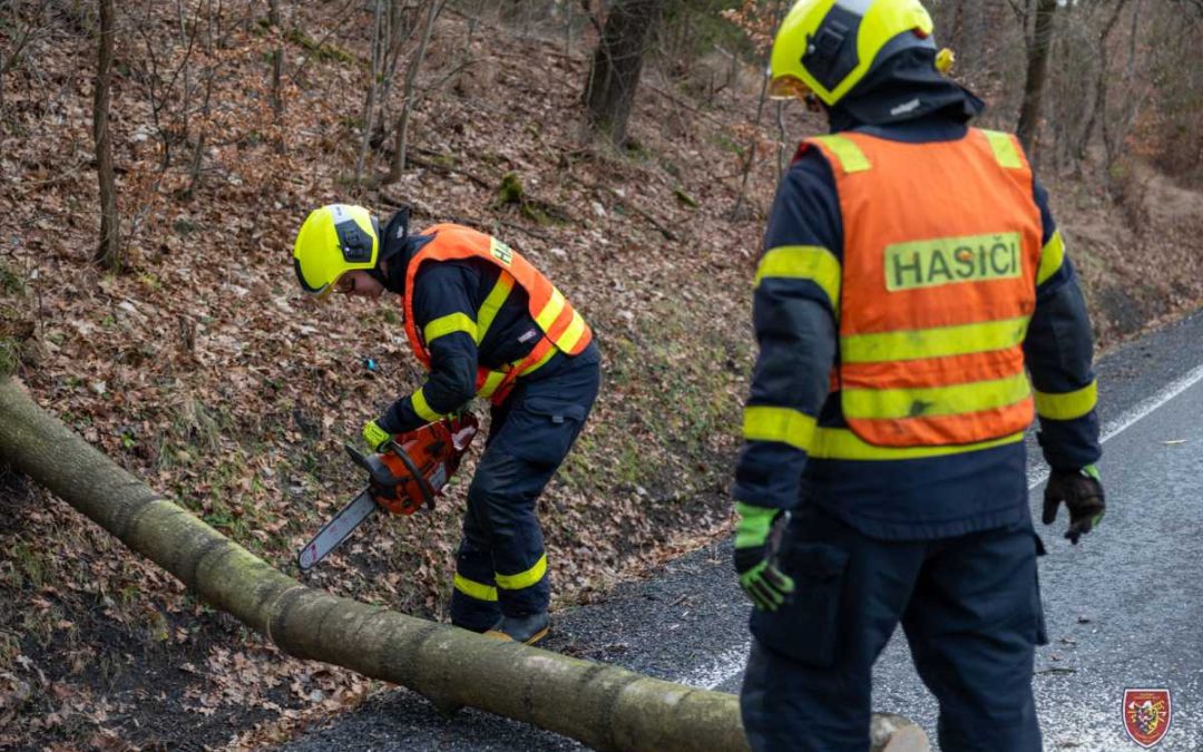 Hasiči zasahovali téměř u devíti desítek událostí spojených se silným větrem