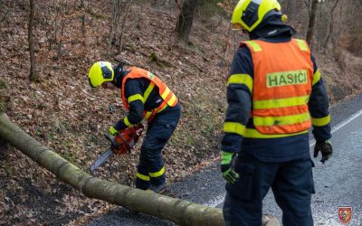 Hasiči zasahovali téměř u devíti desítek událostí spojených se silným větrem