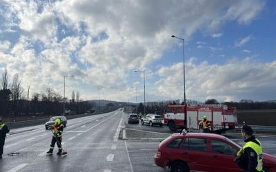 Na obchvatu Krnova se střetla dvě osobní auta