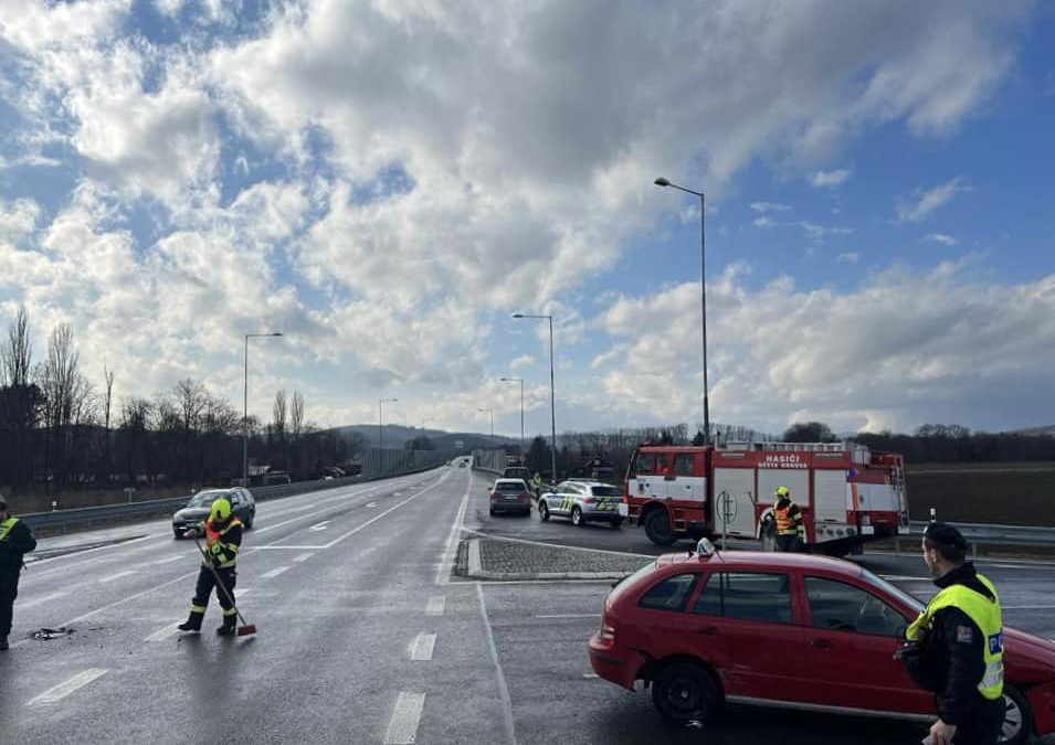 Na obchvatu Krnova se střetla dvě osobní auta