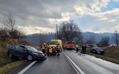 Při nehodě dvou osobních vozidel museli hasiči vyprostit jednoho z řidičů