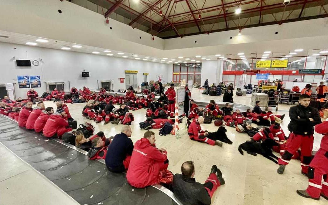 Do Turecka odletěl i český USAR tým, těžký odřad pomůže se záchranou osob po zemětřesení