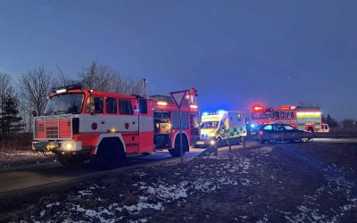 Bruntálsko: Dva zranění při střetu osobního vozidla s traktorem