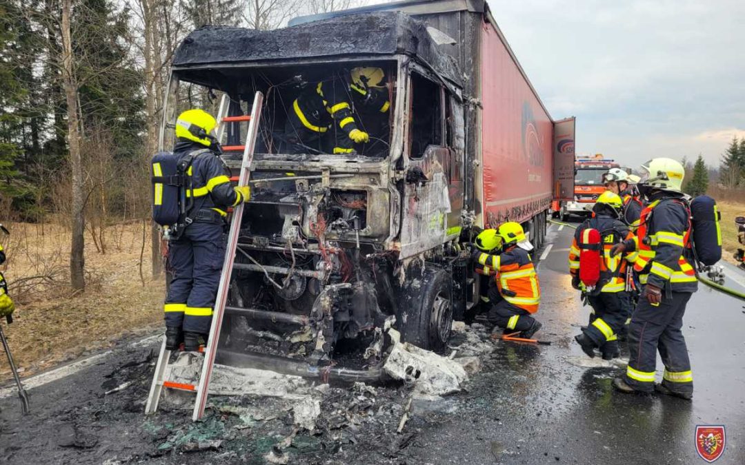 Na silnici u Dětřichova nad Bystřicí na Bruntálsku vzplanul kamion