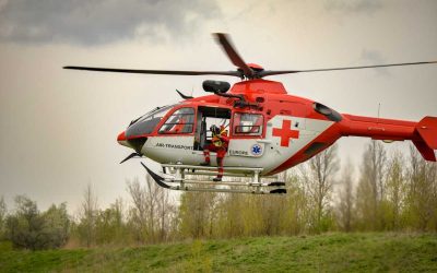Osoblažsko: Opilý muž bez řidičáku narazil s autem do stromu, na místě zasahoval vrtulník