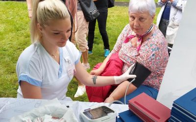 Den zdraví v Bruntále: Ukázky první pomoci či zjišťování krevní skupiny nabídlo stanoviště nemocnice a AGEL Transfúzní služby