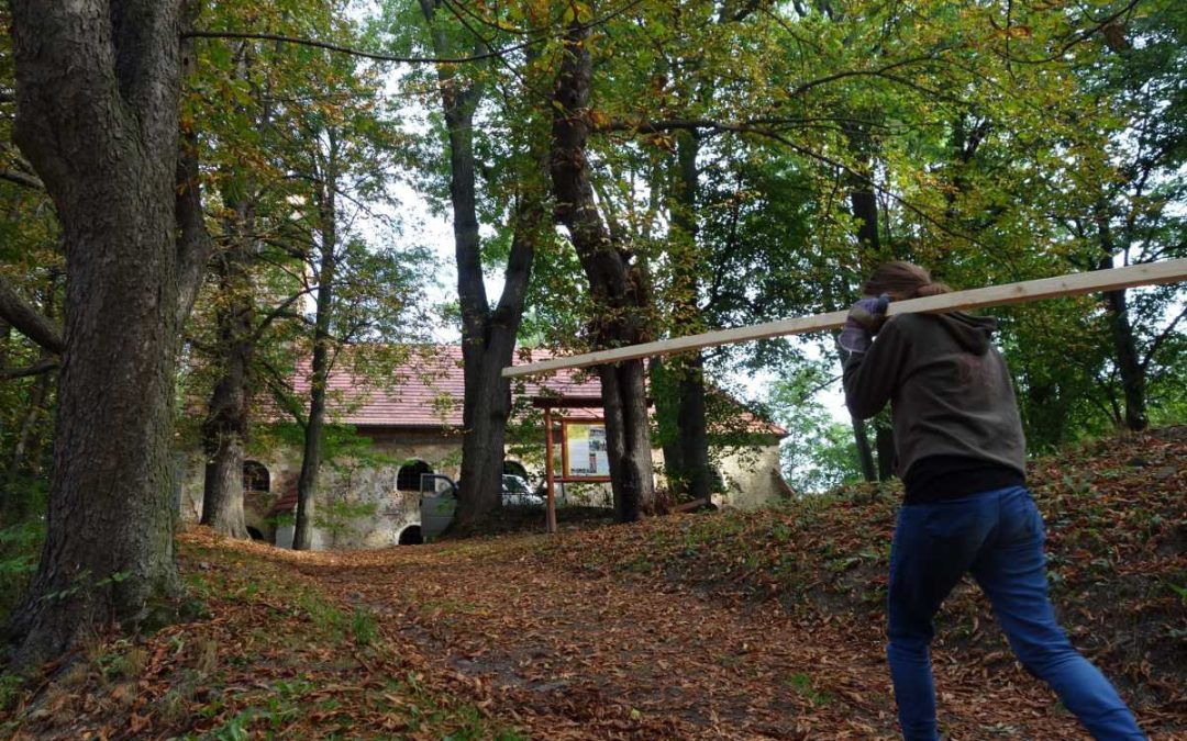 Mladí lidé zvelebuji okolí kostela sv. Jiří na Osoblažsku