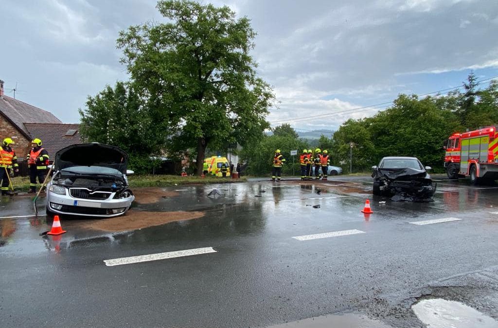 V Krnově Kostelci se střetla dvě osobní auta
