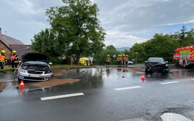 V Krnově Kostelci se střetla dvě osobní auta