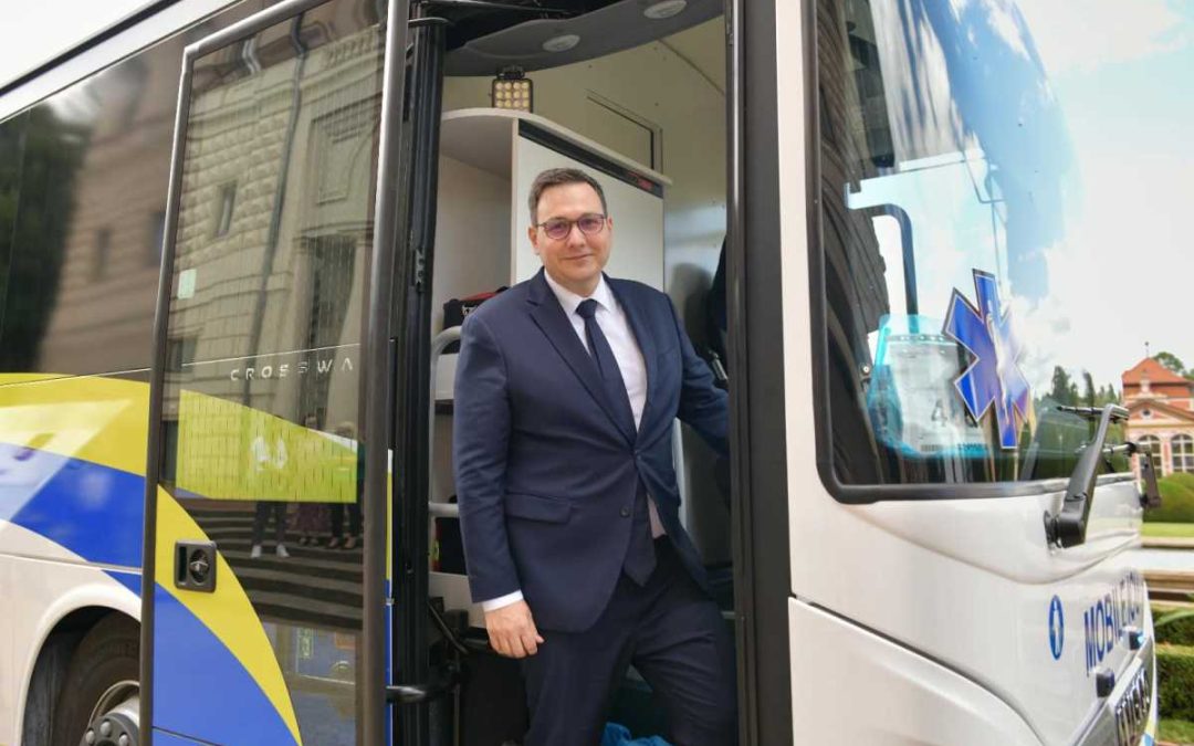 Ministerstvo zahraničních věcí posílá Ukrajině zdravotnický autobus