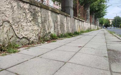Krnov: Nebezpečný chodník před nemocnicí z části předláždí