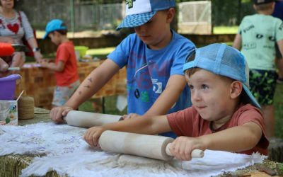 Krnov: Děti si vyzkoušely vyrobit vlastní razítka či sádrový kachel