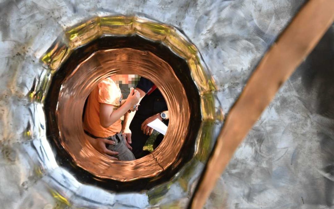 Plechová socha a uvězněné dítě, pomohli přivolaní hasiči