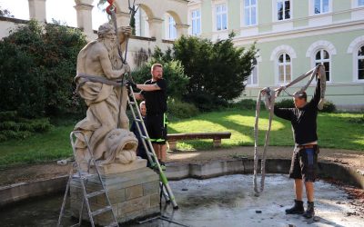 Krnov: Sochu Neptuna u Švédské zdi dnes demontovali