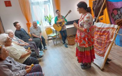 Aktivizace dospělých pacientů a klientů v seniorském věku je nezbytnou součástí  zdravotnické péče. Úsměv na tváři jim v Nemocnici AGEL Podhorská vykouzlily loutky