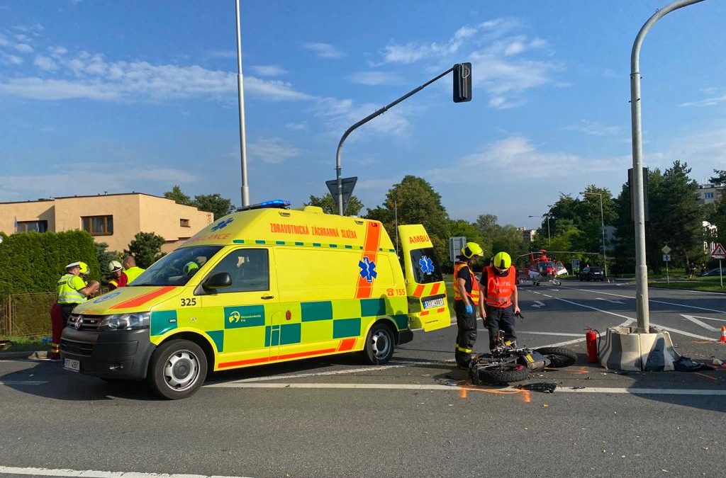 Motorkář letěl po střetu s autem vzduchem