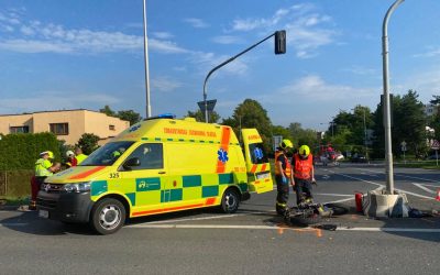 Motorkář letěl po střetu s autem vzduchem