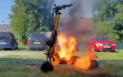 Pozor, kde a jak nabíjíte elektrické koloběžky, varují hasiči