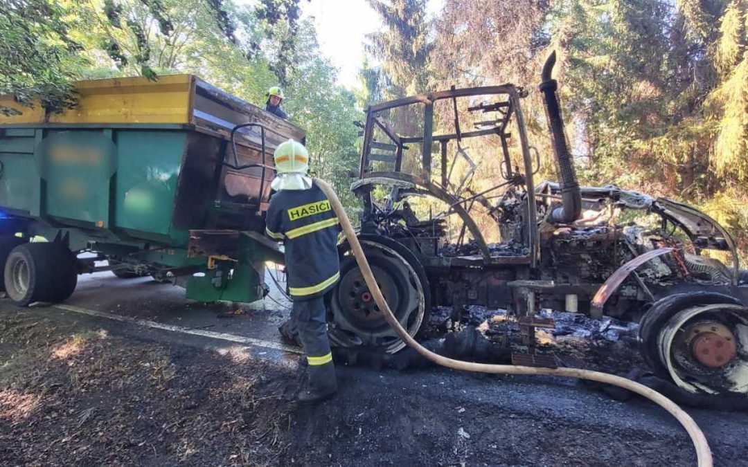 Plameny zcela zničily traktor na Opavsku