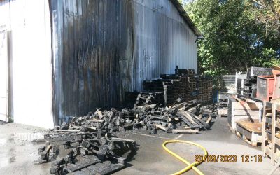 Město Albrechtice: Požár dřevěných palet mimo prostor skladové haly vznikl z vnitřní strany skladu