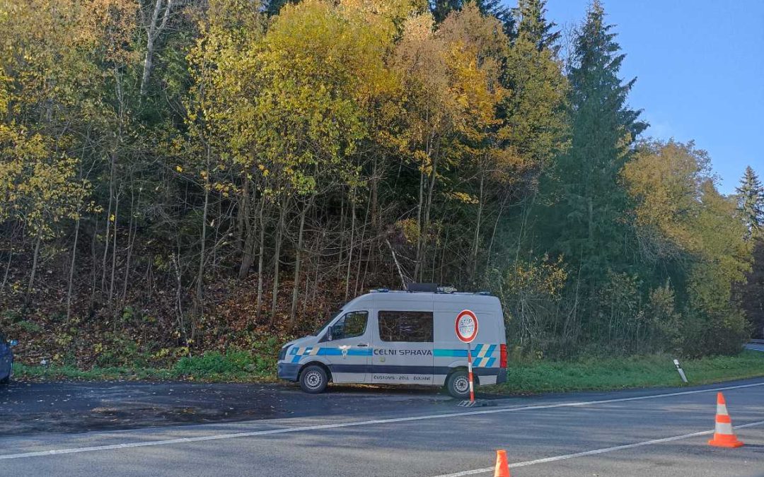 Česko dočasně zavádí namátkové kontroly na státní hranici se Slovenskem