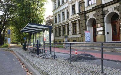 Krnov: U základní školy dokončují instalaci přístřešku na autobusové zastávce