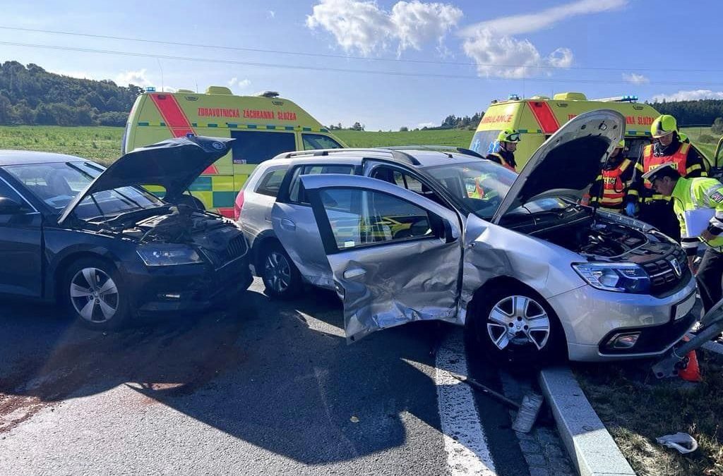 Při střetu dvou aut na obchvatu Krnova se zranily dvě osoby