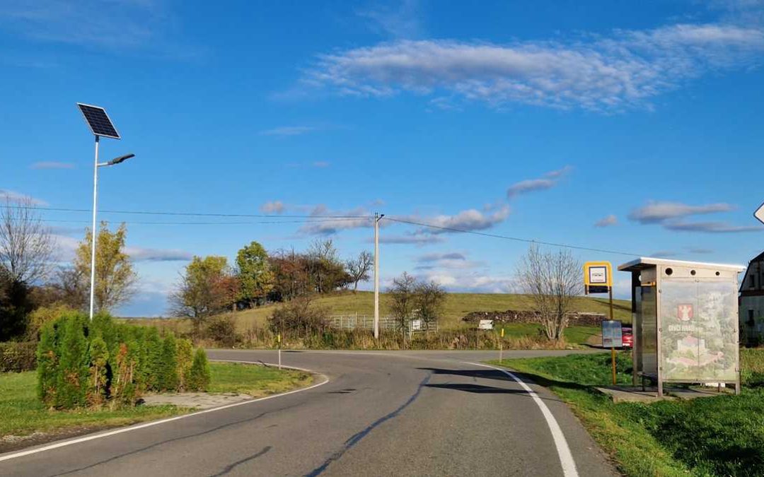 V Dívčím Hradě mají nové lampy veřejného osvětlení, svítí na solární energii