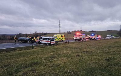U Milotic nad Opavou se střetlo auto se sanitkou, zemřela řidička, zraněn byl tříletý chlapec