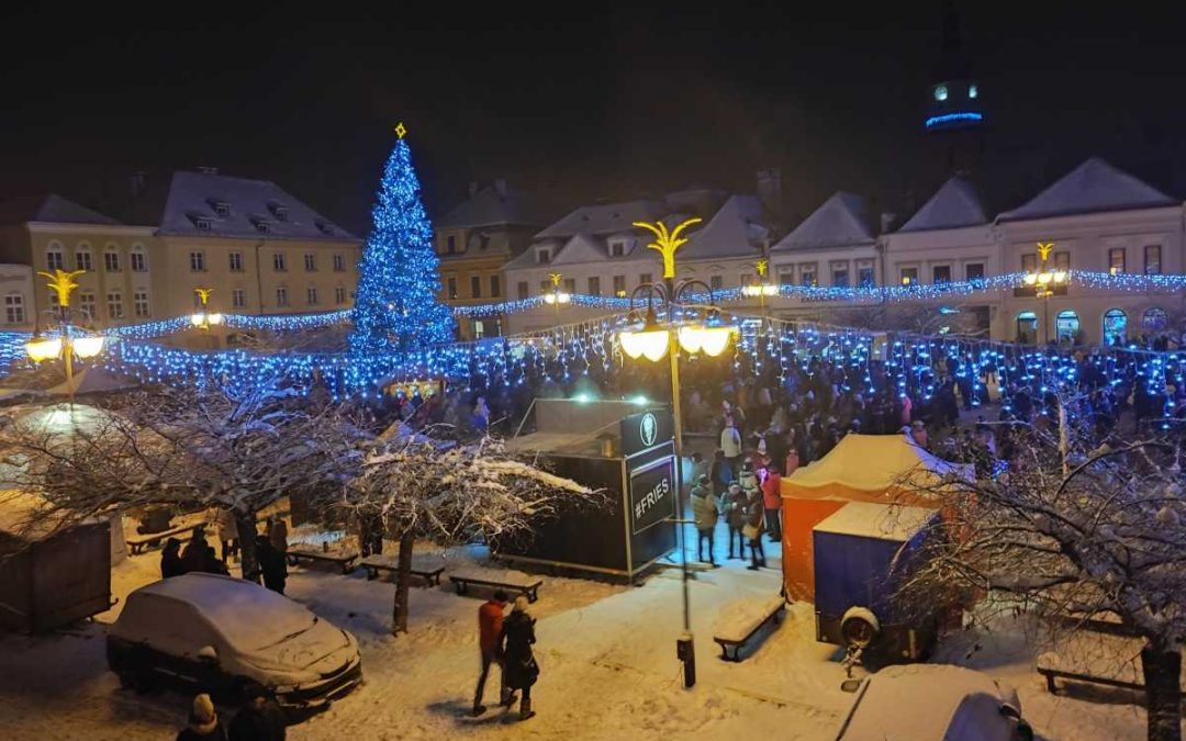 Vánoční strom na bruntálském náměstí se rozsvítil