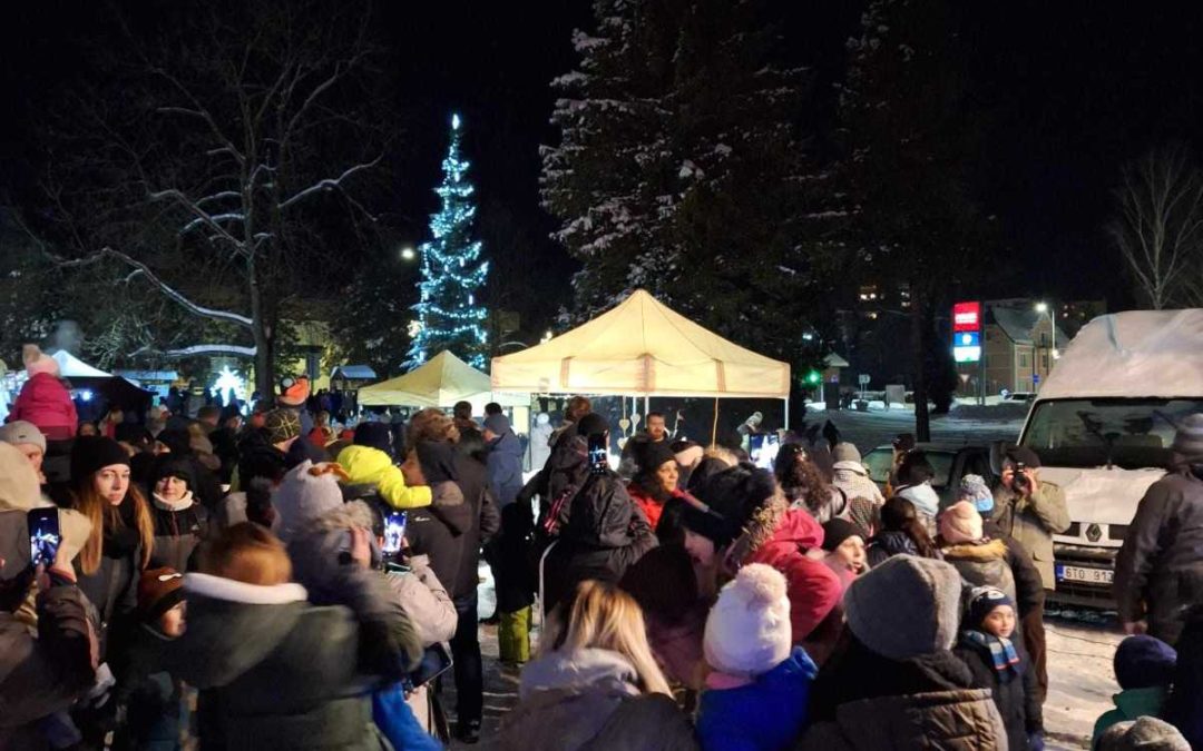 Vánoční strom ve Vrbně už svítí a dělá radost