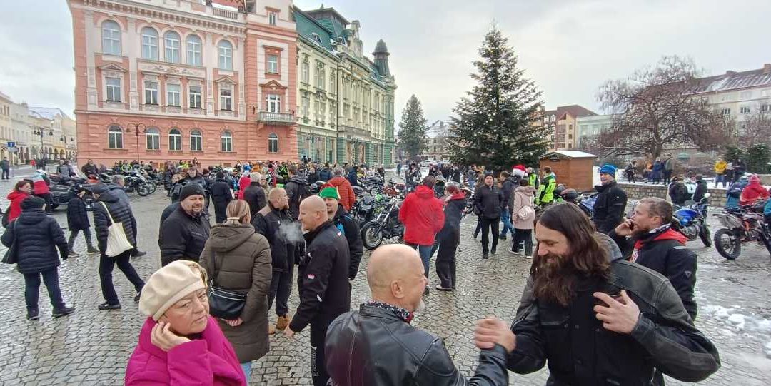 Krnov: I přes nepřízeň počasí se Vánoční vyjížďky zúčastnilo 57 motorkářů