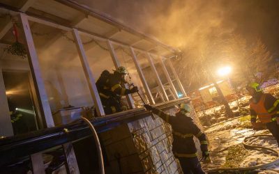 Moravskoslezský kraj: Za požárem chaty stojí adventní věnec, hasiči svým zásahem uchránili hodnoty za 2 miliony korun