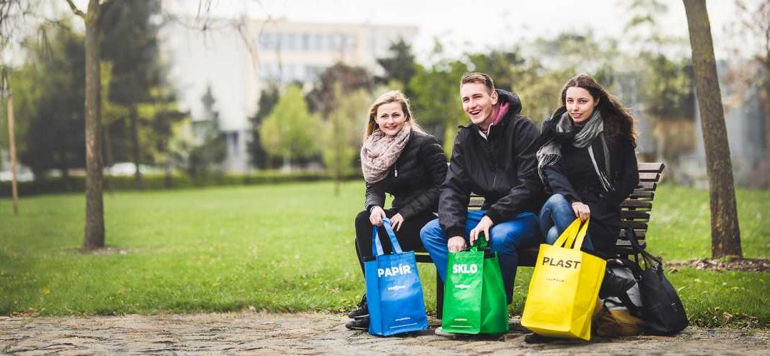 Tašky na třídění odpadů putují zdarma do Rudné pod Pradědem a Dívčího Hradu