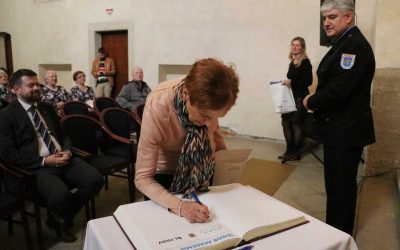 Krnov: Absolventky a absolventi Senior akademie 2023 převzali účastnické listy i dárky