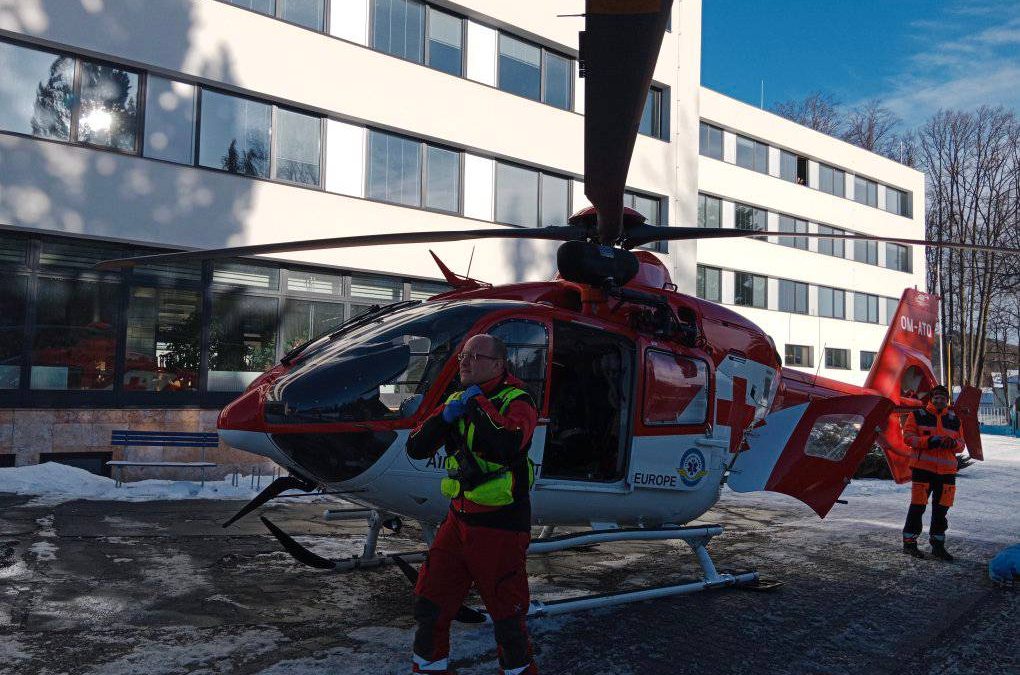 Vrbno pod Pradědem: Záchranáři ošetřovali dva muže se zraněními ve firmě