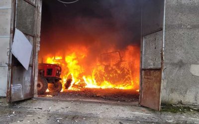 Miliónová škoda vznikla při požáru traktorů ve skladovací hale na Rýmařovsku