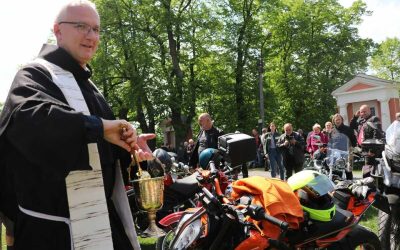 Kněz požehná na Cvilíně jezdcům do nadcházející motorkářské sezony