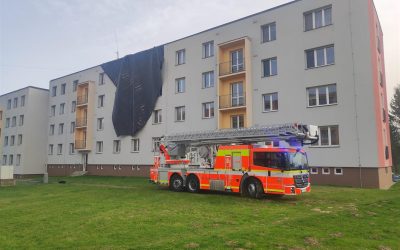 Bruntál: Městští hasiči zakrývali střechu, kterou poničil silný vítr