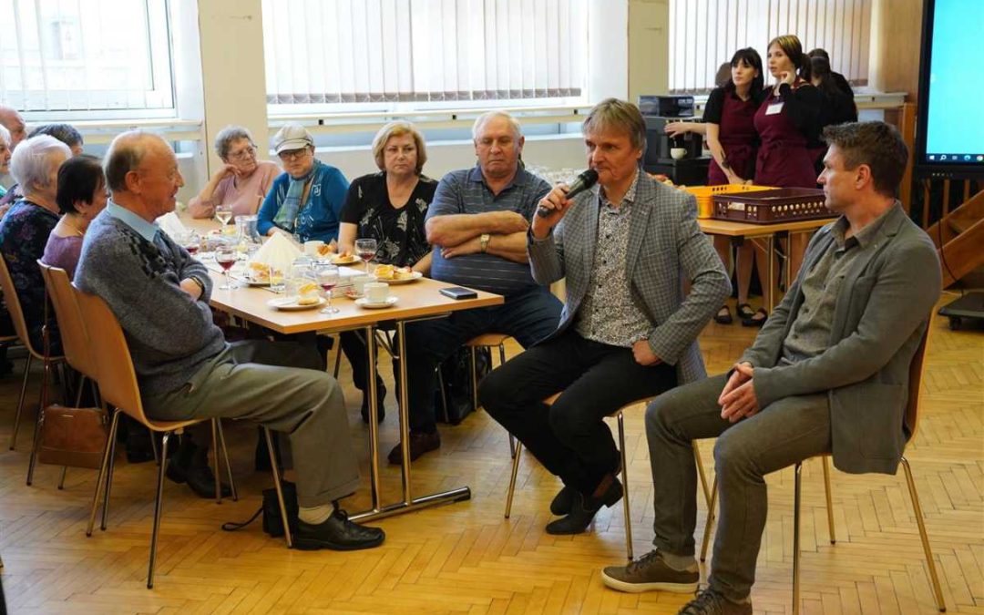 Bruntál: Pětasedmdesátníci se sešli na společné oslavě s cimbálovkou