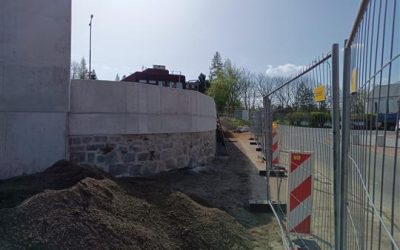Bruntál: Stavba opěrné zdi pod autobusovým stanovištěm je prakticky dokončena