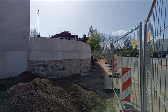 Bruntál: Stavba opěrné zdi pod autobusovým stanovištěm je prakticky dokončena
