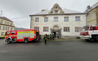 Taktické cvičení ve Vrbně: Požár elektroinstalace v lidovém domě ,,Liďák”