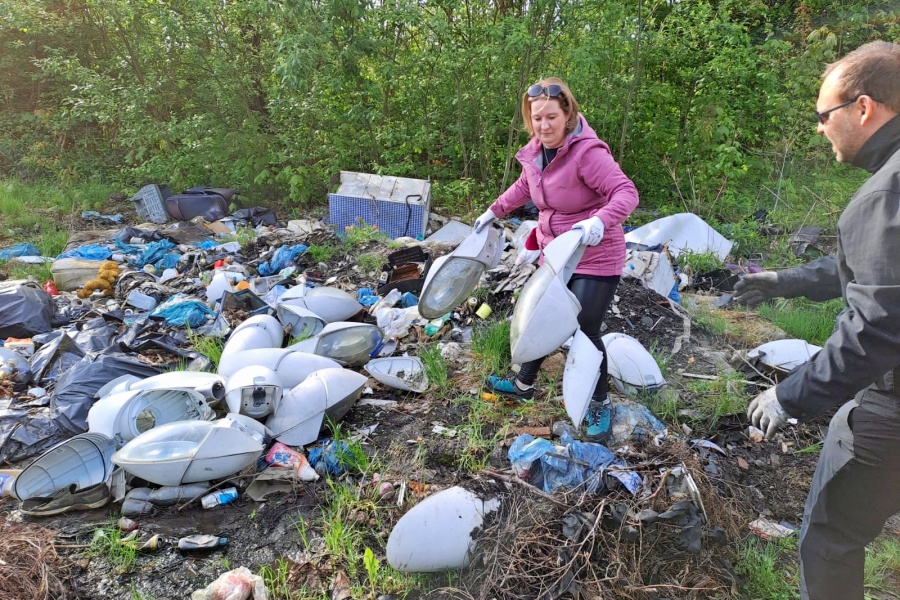 Krajští úředníci opět uklízeli přírodu. Z okolí Heřmanického rybníka vysbírali dvacet kubíků odpadu