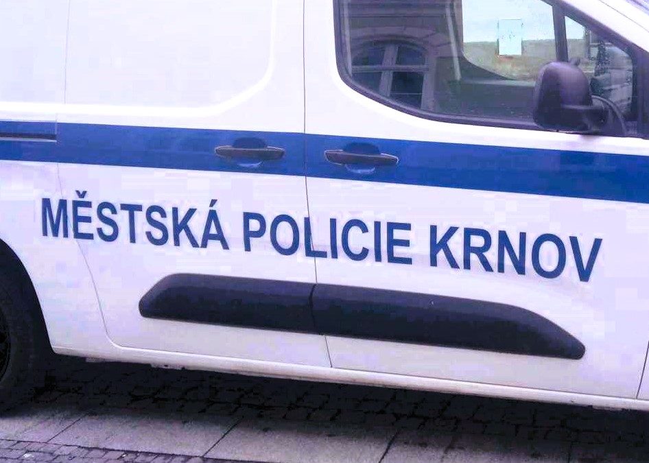 Krnov: Dva silně podnapilí muži zaměstnali krnovské strážníky
