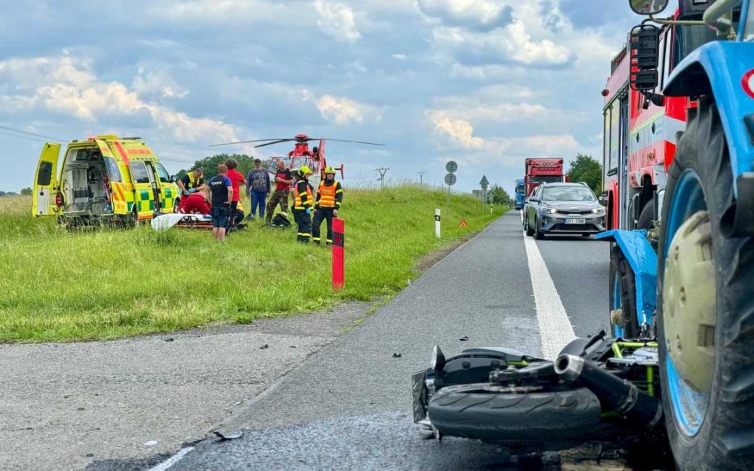 Opava: Záchranáři zasahovali u střetu motocyklisty s traktorem