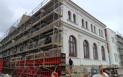 Bruntál: Rekonstrukce fasády divadla pokračuje a s ní i stavba opěrné zdi