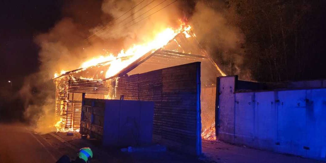 Bruntálsko: Noční požár štěpky likvidovalo pět jednotek hasičů