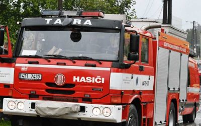 Požár bytu v Opavě: Hasiči evakuovali desítky osob